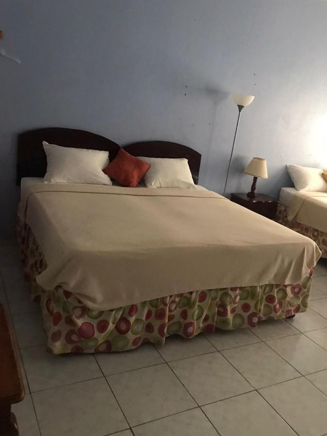 Tropical Court Hotel モンテゴ・ベイ エクステリア 写真