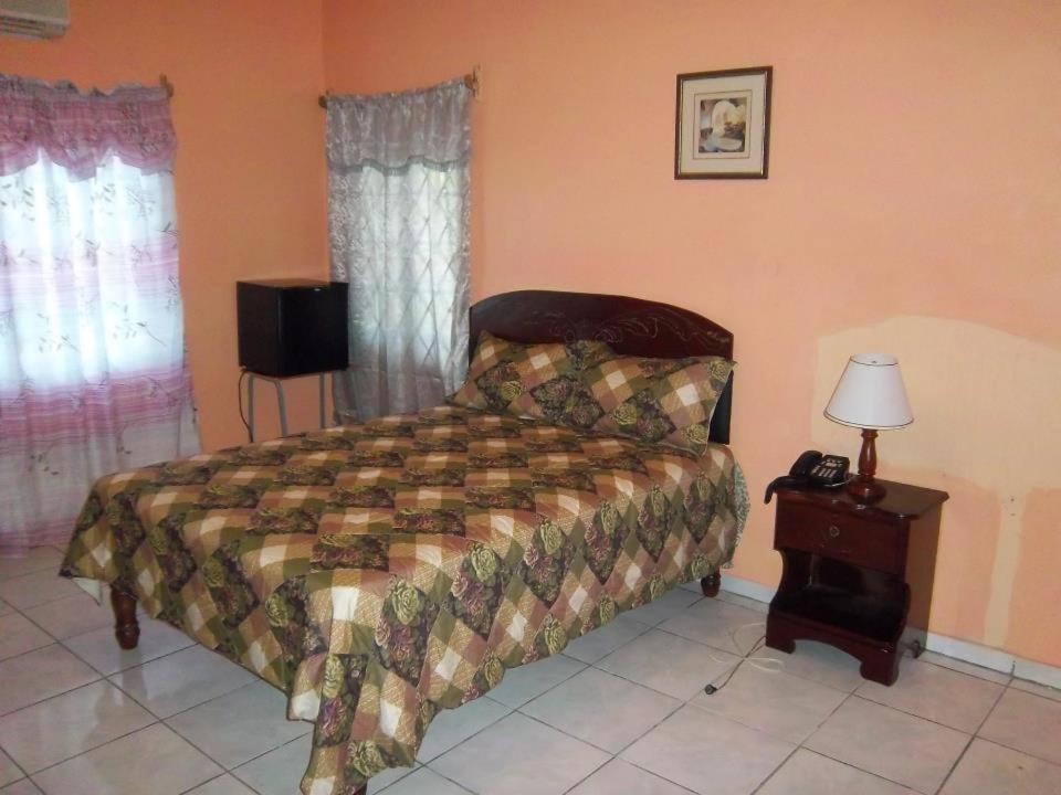 Tropical Court Hotel モンテゴ・ベイ エクステリア 写真