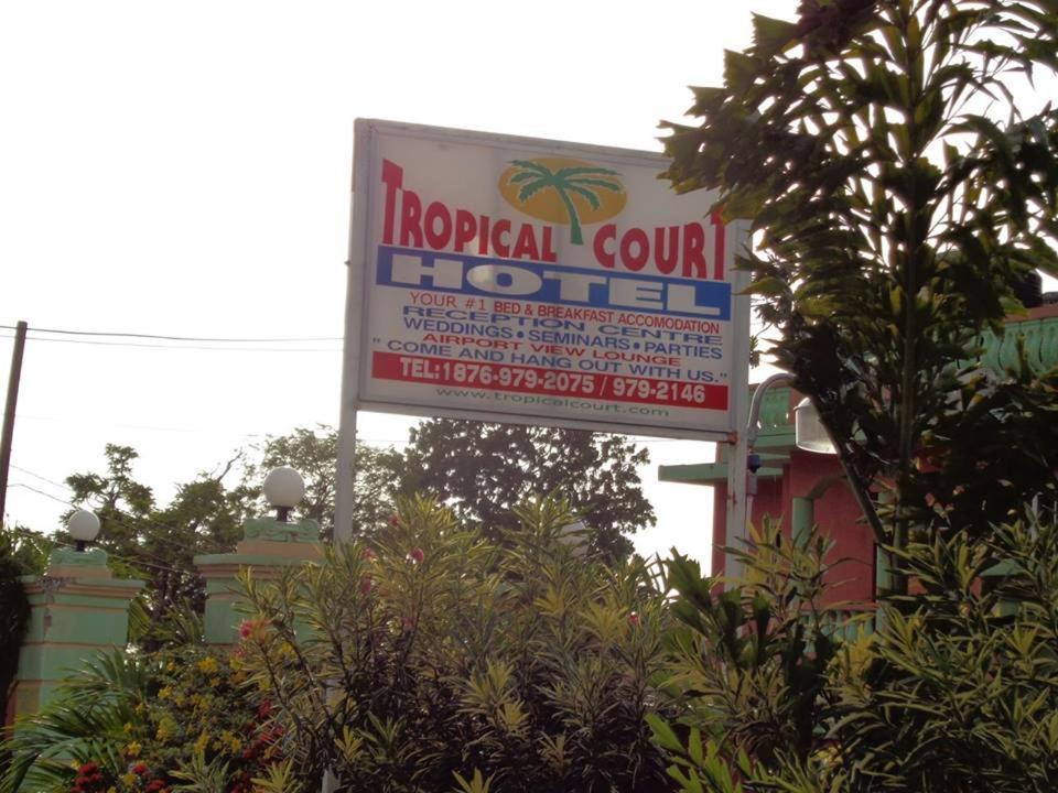 Tropical Court Hotel モンテゴ・ベイ エクステリア 写真