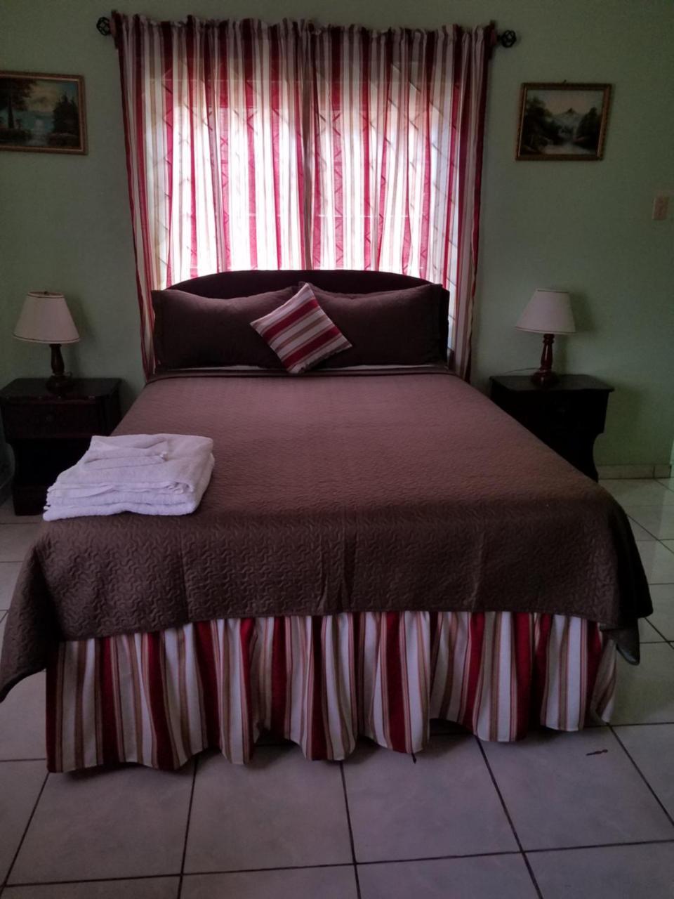 Tropical Court Hotel モンテゴ・ベイ エクステリア 写真