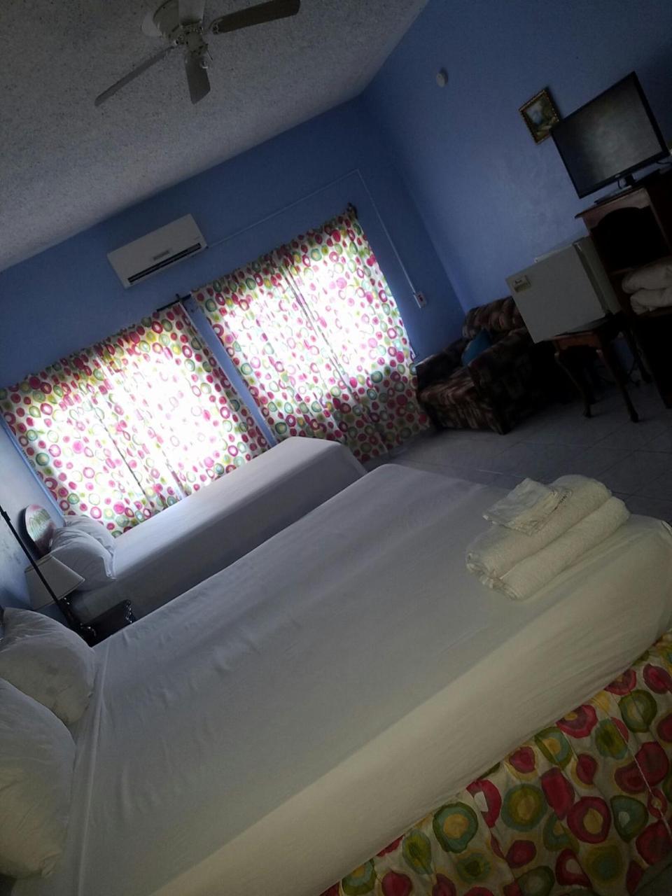 Tropical Court Hotel モンテゴ・ベイ エクステリア 写真